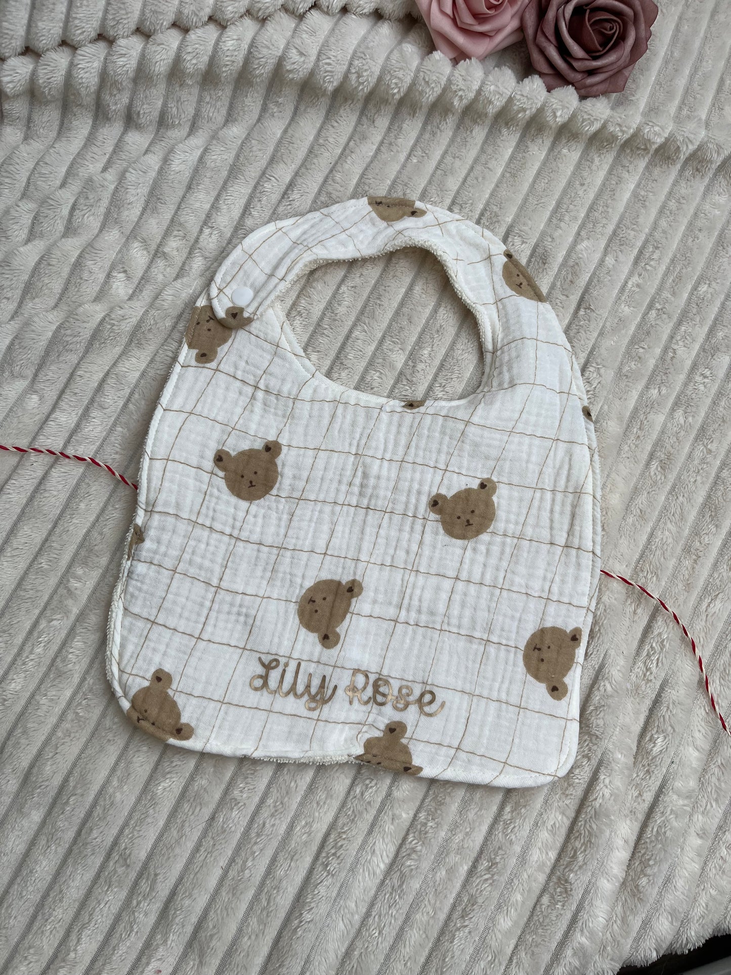 Bavoir bébé personnalisé avec prénom - Cadeau naissance fait main - Accessoire bébé artisanal